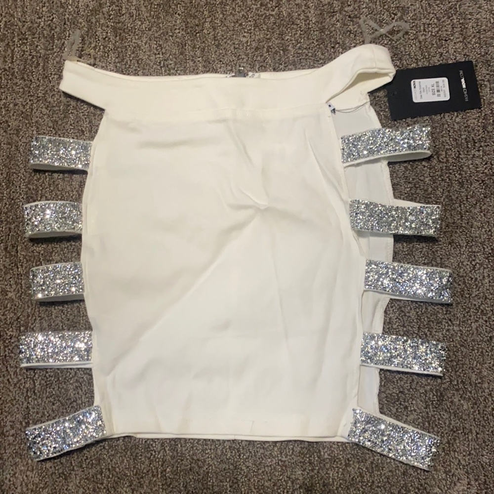 FashionNova skirt size XL. Color is white and silver. Never worn.